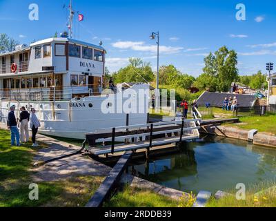 Sjotorp, Schweden - 25. Mai 2023: Das Touristenschiff Diana wartet vor den Schleusen des Gota-Kanals in Sjotorp. Stockfoto