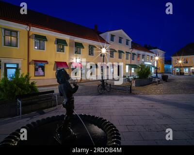 Vadstena, Schweden - 26. Mai 2023: Vadstena Stadtplatz in Blue Hour. Stockfoto