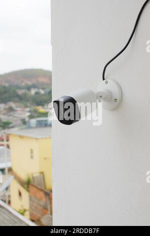 Nahaufnahme der Überwachungskamera auf dem Balkon, die jede Bewegung genau überwacht. Konstanter Echtzeitschutz. Überwachung, um vollständige Sicherheit zu gewährleisten. Stockfoto