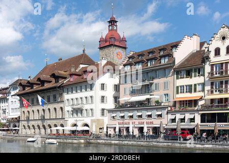 Rathaus-Uhrenturm und Gebäude am Flussufer der Kapellbrücke, der Stadt Luzern, Luzern, Schweiz Stockfoto