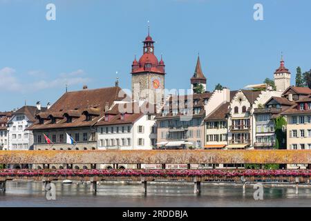 Rathausturm und Kapellbrücke über den Fluss Reuss, Luzern, Luzern, Schweiz Stockfoto