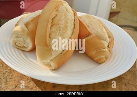 Köstliches französisches Brot zum Verkosten, hervorgehoben in diesem einladenden Bild. Stockfoto