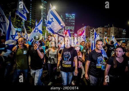 Tel Aviv, Israel. 18. Juli 2023. Demonstranten unter Shikma Bressler marschieren während einer Demonstration in Tel Aviv nach Jerusalem. Zehntausende Demonstranten blockierten am Dienstag Autobahnen und Bahnhöfe und marschierten im Zentrum von Tel Aviv während eines Tages landesweiter Demonstrationen gegen Premierminister Benjamin Netanjahus umstrittenen Plan zur Justizreform. (Foto: Eyal Warshavsky/SOPA Images/Sipa USA) Guthaben: SIPA USA/Alamy Live News Stockfoto