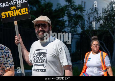 West Hollywood, Kalifornien, USA. 20. Juli 2023. Brett Gelman tritt während des Streiks der sag-AFTRA und der WGA außerhalb von Netflix in West Hollywood zur Streikpokade für bessere Verträge und Konditionen auf. (Kreditbild: © Jake Lee Green/ZUMA Press Wire) NUR REDAKTIONELLE VERWENDUNG! Nicht für den kommerziellen GEBRAUCH! Stockfoto