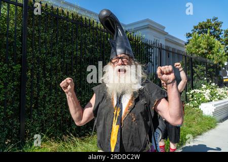 West Hollywood, Kalifornien, USA. 20. Juli 2023. Der Präsidentschaftskandidat, Ungeziefer Supreme, schließt sich während des Streiks der sag-AFTRA und der WGA der Streiklinie außerhalb von Netflix in West Hollywood an, um bessere Verträge und Konditionen zu erhalten. (Kreditbild: © Jake Lee Green/ZUMA Press Wire) NUR REDAKTIONELLE VERWENDUNG! Nicht für den kommerziellen GEBRAUCH! Stockfoto