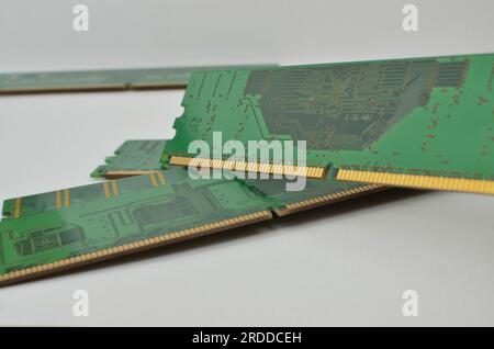 Detailansicht eines RAM-Speichers für den PC, Nahaufnahme, mit klarem Hintergrund, zeigt die Entwicklung der Technologie bei der Datenspeicherung. Stockfoto