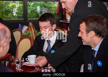 Paris : Manuel Valls, Emmenuel Macron et Najat Vallaud-Belkacem à la tersasse du café du George V - PARIS, FRANKREICH - 11. NOVEMBRE 2015 Stockfoto