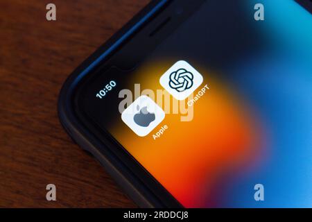 Apple- und ChatGPT-Symbole in der Nahaufnahme auf einem iPhone-Bildschirm. AppleGPT (Apple GPT) llm-Framework Ajax generatives AI-Konzept. Stockfoto