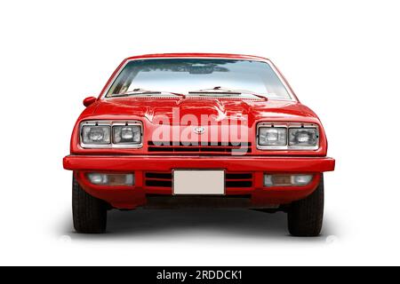 Izmir, Türkei - 3. Juni 2023: Vorderansicht eines roten Buick Skyhawk auf weißem Hintergrund Stockfoto