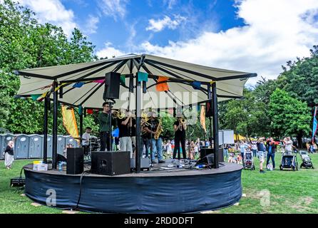 Mitglieder der „Code of Behaviour Brass Band“, die im Dublin City Council's, Funtropolis, Weekend of Family Events am Merrion Square, Dublin, auftreten. Stockfoto