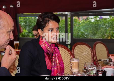 Paris : Manuel Valls, Emmenuel Macron et Najat Vallaud-Belkacem à la tersasse du café du George V - PARIS, FRANKREICH - 11. NOVEMBRE 2015 Stockfoto