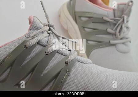 Die vielen Details der Laufschuhe symbolisieren die Balance zwischen Körper und Geist beim Training. Stockfoto