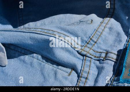 Nahnähnähnähte einer Jeans, die die Qualität und Präzision der Arbeit offenbaren. Ideal für Mode- und stilbezogene Projekte. Stockfoto