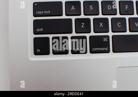 Detaillierte Details zu Laptop-Tasten und Tastatur in einem Zoom, der die Langlebigkeit unterstreicht. Stockfoto