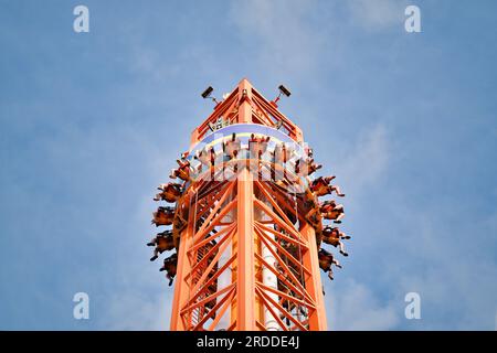 Leute fallen vom Turmritt im Vergnügungspark. Berühmte Attraktion Free Fall Tower im Vergnügungspark Stockfoto