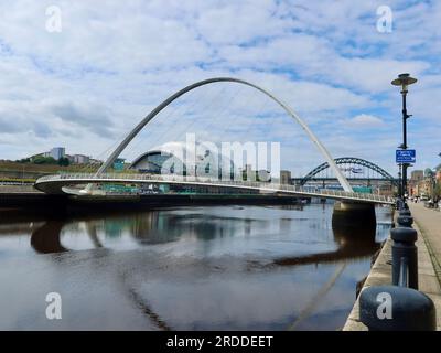 Newcastle, Vereinigtes Königreich - 20. Juli 2023 : die Gateshead Millennium Kippbrücke für Radfahrer und Fußgänger über dem Tyne. Stockfoto