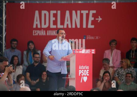 Gijon, Spanien. 20. Juli 2023. Der Präsident des Fürstentums Asturien, Adrian Barbon, sprach während der PSOE-Kundgebung am 20. Juli 2023 in Gijon, Spanien. (Foto: Alberto Brevers/Pacific Press) Kredit: Pacific Press Media Production Corp./Alamy Live News Stockfoto