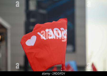 Gijon, Spanien. 20. Juli 2023. Die PSOE-Flagge wackelte während der PSOE-Rallye am 20. Juli 2023 in Gijon, Spanien. (Foto: Alberto Brevers/Pacific Press) Kredit: Pacific Press Media Production Corp./Alamy Live News Stockfoto