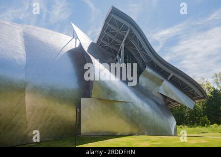 Ein Seitenblick auf das Richard B. Fisher Center for the Performing Arts at Bard College. Das Außengehäuse aus gebürstetem Edelstahl wurde von Frank Gehry entworfen Stockfoto