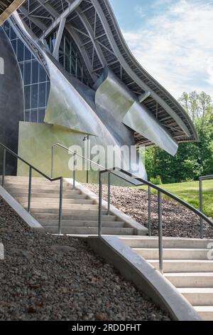 Eine vertikale Seitenansicht des Richard B. Fisher Center for the Performing Arts am Bard College. Entwickelt von Frank Gehry, dem Außenmaterial aus gebürstetem Edelstahl Stockfoto
