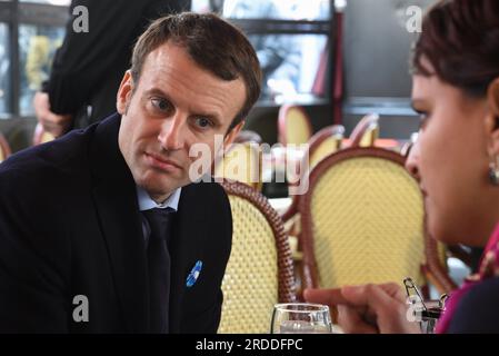 Paris : Manuel Valls, Emmenuel Macron et Najat Vallaud-Belkacem à la tersasse du café du George V - PARIS, FRANKREICH - 11. NOVEMBRE 2015 Stockfoto