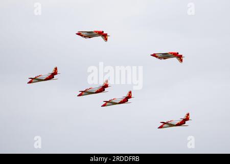 Patrulla Águila Display Team der spanischen Luft- und Raumfahrtmacht tritt auf dem Royal International Air Tattoo Fairford 2023 auf Stockfoto