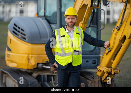 Buider-Mann in Anzug und Schutzhelm. Bauinvestor. Geschäftsmann-Investor vor der Baustelle. Erfolgreicher Investor. Ein hübscher Mann im Anzug Stockfoto