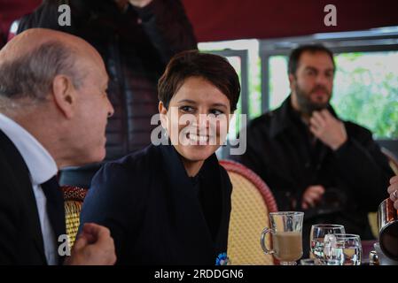 Paris : Manuel Valls, Emmenuel Macron et Najat Vallaud-Belkacem à la tersasse du café du George V - PARIS, FRANKREICH - 11. NOVEMBRE 2015 Stockfoto