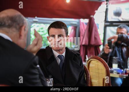 Paris : Manuel Valls, Emmenuel Macron et Najat Vallaud-Belkacem à la tersasse du café du George V - PARIS, FRANKREICH - 11. NOVEMBRE 2015 Stockfoto