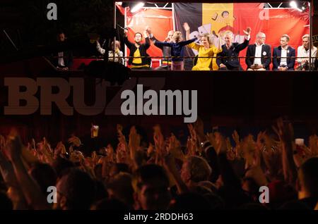 Brüssel, Belgien. 20. Juli 2023. Königin Mathilde von Belgien und König Philippe - Filip von Belgien, abgebildet während der "Bal National"-Feierlichkeiten, einem Abend mit Konzerten am Vorabend des belgischen Nationalfeiertags im Stadtviertel Marolles-Marollen in Brüssel, Donnerstag, den 20. Juli 2023. BELGA FOTO BENOIT DOPPAGNE Kredit: Belga News Agency/Alamy Live News Stockfoto