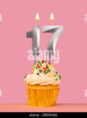 Geburtstagskarte mit Cupcake und Kerze Nummer 17 Stockfoto
