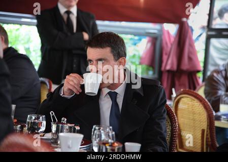 Paris : Manuel Valls, Emmenuel Macron et Najat Vallaud-Belkacem à la tersasse du café du George V - PARIS, FRANKREICH - 11. NOVEMBRE 2015 Stockfoto