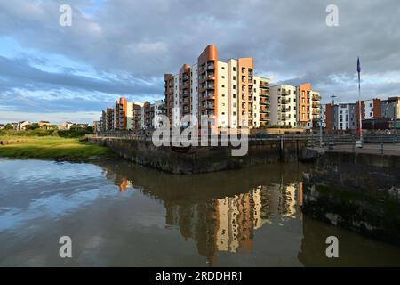 An einem warmen und ruhigen Abend strahlt die untergehende Sonne ein goldenes Licht über den Eingang von Portishead zum Hafen. Bildgutschrift Robert Timoney/Alamy Live/News Stockfoto