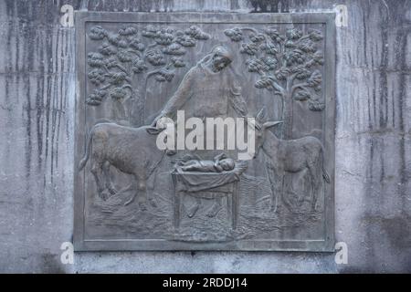 Erleichterung durch die biblische Szene der Geburt Jesu mit Josef am Monument des Heiligen Franziskus John Nepomuk, Hadamar, Melanderplatz, Westerwald, H. Stockfoto