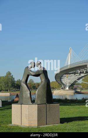 Begegnung mit Skulpturen von Josef Fromm 1994 und Seilbahnbrücke