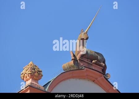 Einhorn mit Horn auf dem Dach des Rathauses, Hauptstraße, Offenburg, Ortenau, nördlicher Schwarzwald, Schwarzwald, Baden-Württemberg, Deutschland Stockfoto