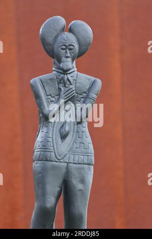 Nachbildung der Skulptur Keltenfürst von Ottmar Hörl, 2019, Archäologisches Museum, Keltenwelt, Glauberg, Glauburg, Wetterau, Hessen, Deutschland Stockfoto