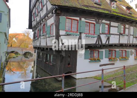 Historisches Hotel Schiefes Haus an der kleinen Blau mit Häuslesbrücke, Fischerviertel, Ulm, Baden-Württemberg, Deutschland Stockfoto