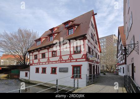 Fachwerkhaus-Kulisse und Brücke über die große Blau in Weinhofberg, Fischerviertel, Ulm, Baden-Württemberg Stockfoto