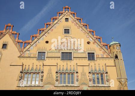 Dekorierter Giebel mit Wandgemälde des historischen Ulmer Schachtel und Wappen der Stadt auf dem Rathaus mit Stufengabel, Ulm, Baden-Württemberg, Deutschland Stockfoto