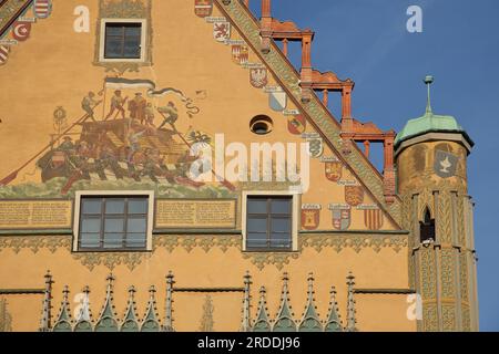 Dekorierter Giebel mit Wandgemälde des historischen Ulmer Schachtel und Wappen der Stadt auf dem Rathaus, Ulm, Baden-Württemberg, Deutschland Stockfoto