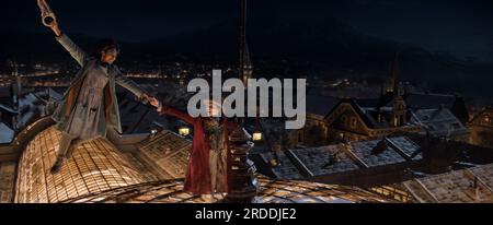 VERÖFFENTLICHUNGSDATUM: 15. Dezember 2023. TITEL: Wonka. STUDIO: Warner Bros DIREKTOR: Paul King. PLOT: Die Geschichte konzentriert sich speziell auf einen jungen Willy Wonka und wie er die Oompa-Loompas auf einem seiner frühesten Abenteuer traf. CALAH LANE als Noodle, TIMOTHEE CHALAMET als Willy Wonka. (Kreditbild: © Warner Bros/Entertainment Pictures/ZUMAPRESS.com) NUR REDAKTIONELLE VERWENDUNG! Nicht für den kommerziellen GEBRAUCH! Stockfoto