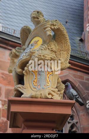 Schöner Brunnen, Marktbrunnen mit Wappen der Stadt vor der Kollegialkirche, Marktplatz, Kaiserslautern, Rheinland-Pfalz, Ger Stockfoto