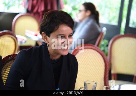 Paris : Manuel Valls, Emmenuel Macron et Najat Vallaud-Belkacem à la tersasse du café du George V - PARIS, FRANKREICH - 11. NOVEMBRE 2015 Stockfoto