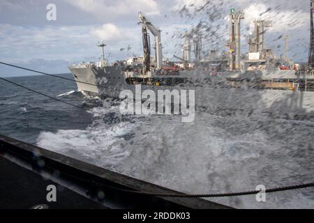 KORALLENSEE (18. Juli 2023) der Flottenauffüllungsöler USNS Yukon (T-AO 202) verkehrt während einer Wiederauffüllung auf See im Korallenmeer am 18. Juli neben dem nach vorn eingesetzten Amphibienschiff USS America (LHA 6). America, das führende Schiff der America Amphibious Ready Group, ist im US-Flottengebiet 7. tätig. U.S. 7. Fleet ist die USA Die größte Flotte der Navy, die mit einer Anzahl von Flotten ausgestattet ist, arbeitet regelmäßig mit Verbündeten und Partnern zusammen, um eine freie und offene Region Indo-Pazifik zu erhalten. (USA Navy Foto von Mass Communication Specialist 2. Class Matth Stockfoto