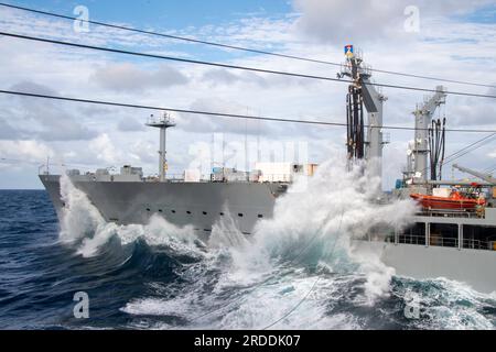 KORALLENSEE (18. Juli 2023) der Flottenauffüllungsöler USNS Yukon (T-AO 202) verkehrt während einer Wiederauffüllung auf See im Korallenmeer am 18. Juli neben dem nach vorn eingesetzten Amphibienschiff USS America (LHA 6). America, das führende Schiff der America Amphibious Ready Group, ist im US-Flottengebiet 7. tätig. U.S. 7. Fleet ist die USA Die größte Flotte der Navy, die mit einer Anzahl von Flotten ausgestattet ist, arbeitet regelmäßig mit Verbündeten und Partnern zusammen, um eine freie und offene Region Indo-Pazifik zu erhalten. (USA Navy Foto von Mass Communication Specialist 2. Class Matth Stockfoto