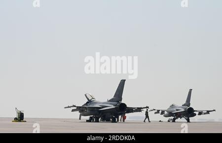 Zwei US-Dollar Air Force F-16 Fighting Falcons, die der 555. Expeditions Fighter Squadron zugeteilt wurden, parken nach Ankunft am Al Dhafra Air Base, Vereinigte Arabische Emirate, 17. Juli 2023. Die 555. EFS stellt den Combatant-Befehlshabern der USA und der NATO sowie der Nationalen Kommandobehörde auf Abruf Kampfflugkraft zur Verfügung, um nationale Sicherheitsziele zu erreichen. (USA Air Force Foto von Tech. Sgt. Alex Fox Echols III) Stockfoto