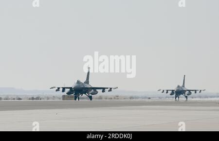 Zwei US-Dollar Air Force F-16 Fighting Falcons wurde dem 555. Expeditionary Fighter Squadron Taxi nach der Ankunft am Al Dhafra Air Base, Vereinigte Arabische Emirate, am 17. Juli 2023 zugewiesen. Die 555. EFS stellt den Combatant-Befehlshabern der USA und der NATO sowie der Nationalen Kommandobehörde auf Abruf Kampfflugkraft zur Verfügung, um nationale Sicherheitsziele zu erreichen. (USA Air Force Foto von Tech. Sgt. Alex Fox Echols III) Stockfoto