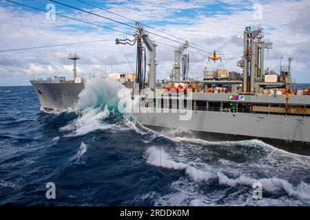 KORALLENSEE (18. Juli 2023) der Flottenauffüllungsöler USNS Yukon (T-AO 202) verkehrt während einer Wiederauffüllung auf See im Korallenmeer am 18. Juli neben dem nach vorn eingesetzten Amphibienschiff USS America (LHA 6). America, das führende Schiff der America Amphibious Ready Group, ist im US-Flottengebiet 7. tätig. U.S. 7. Fleet ist die USA Die größte Flotte der Navy, die mit einer Anzahl von Flotten ausgestattet ist, arbeitet regelmäßig mit Verbündeten und Partnern zusammen, um eine freie und offene Region Indo-Pazifik zu erhalten. (USA Navy Foto von Mass Communication Specialist 2. Class Matth Stockfoto