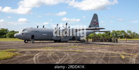 USA Die der 7. Special Forces Group zugeteilten Armeesoldaten weisen die Truppen mehrerer Partnerländer aus Mexiko, Belize, Frankreich und Guyana in Vorbereitung auf den Sprungtag während der Tradewinds23. Übung auf dem Luftwaffenstützpunkt London, Guyana, am 17. Juli 2023 an. Tradewinds 2023 ist ein US-amerikanisches Unternehmen Vom Southern Command gesponserte multidimensionale Übung zur Stärkung der Partnerländer auf Land-, Luft-, See- und Cyberebene durch Konzentration auf Sicherheitsbedrohungen, Interoperabilität, Förderung der Menschenrechte sowie Katastrophen- und Krisenbewältigungsoperationen. (USA Armeereservat Foto von Sergeant Mikayla Fritz) Stockfoto